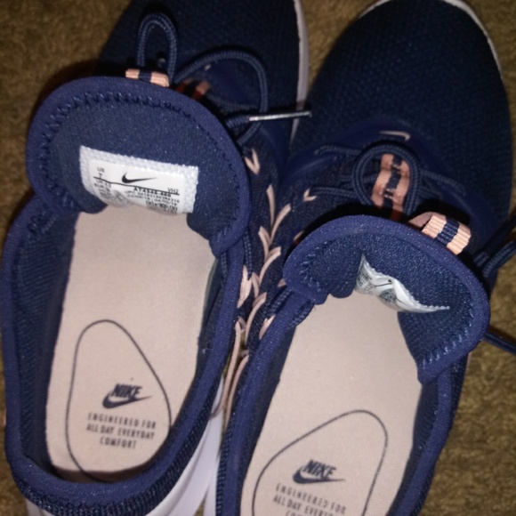 BRAND NEW WOMANS NIKE SZ.7 - Picture 2 of 4